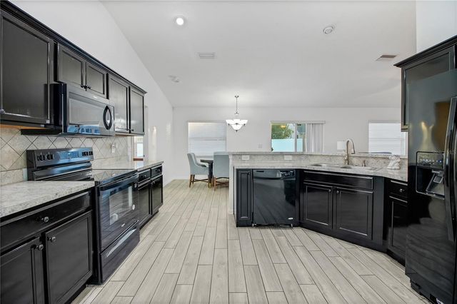 314 STONE CASTLE LOOP, Lady Lake, FL 32159