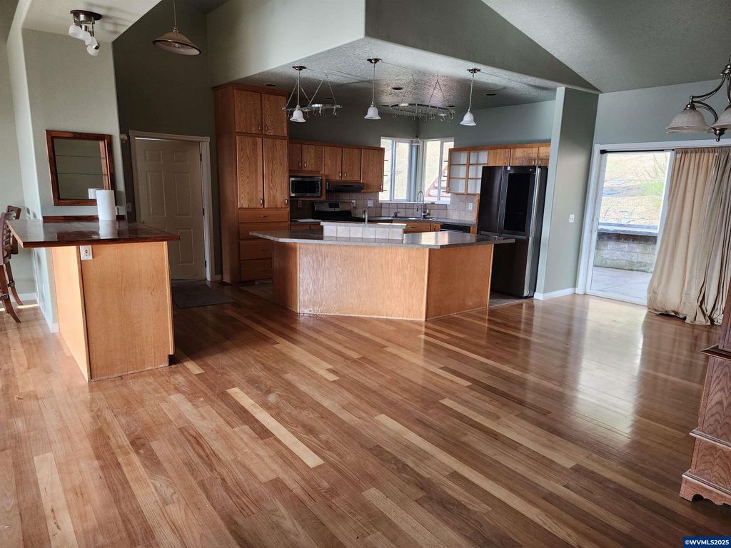 Image 10 of property listing at 1429 Center St NE, Sheridan, OR 97378