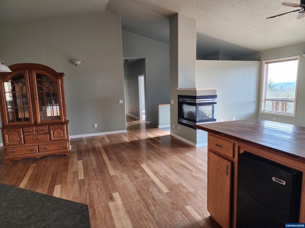 Image 12 of property listing at 1429 Center St NE, Sheridan, OR 97378