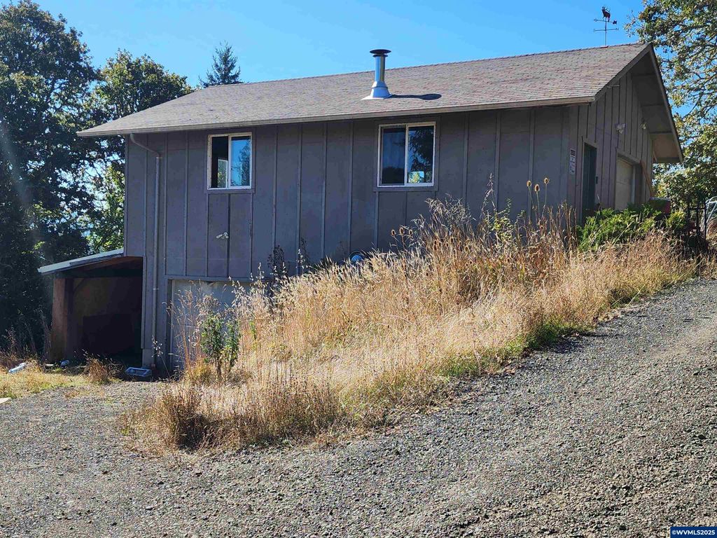 Image 3 of property listing at 1429 Center St NE, Sheridan, OR 97378