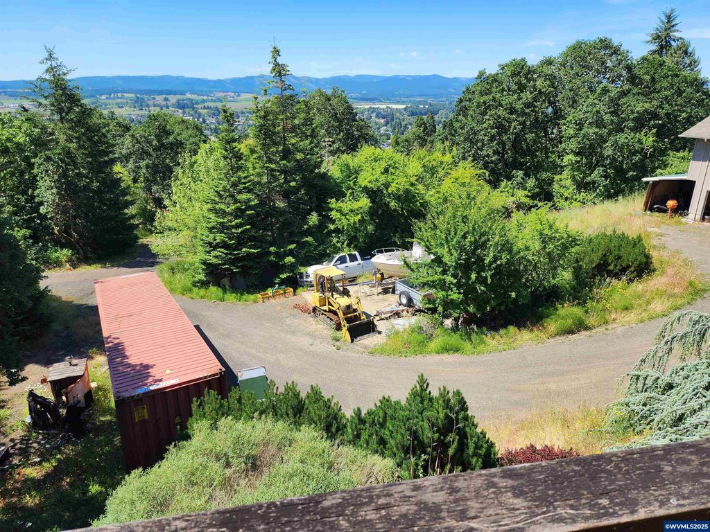 Image 4 of property listing at 1429 Center St NE, Sheridan, OR 97378