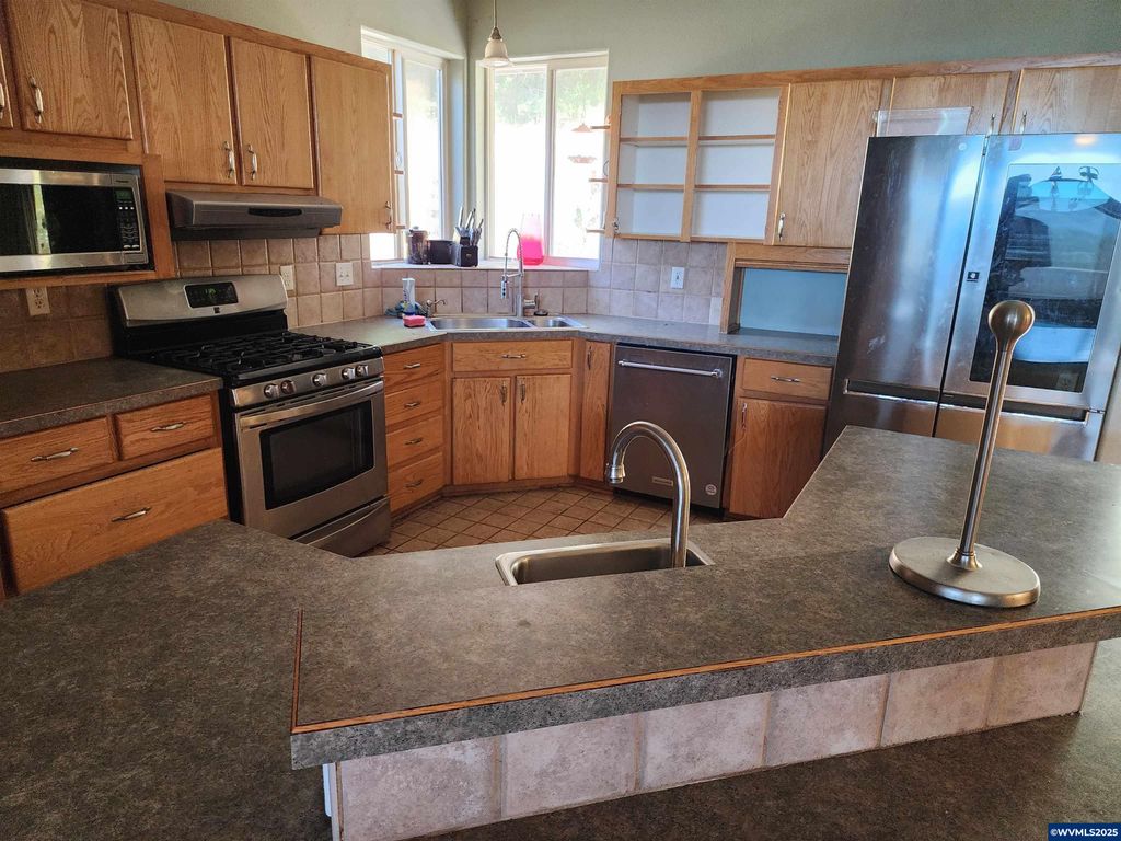 Image 5 of property listing at 1429 Center St NE, Sheridan, OR 97378