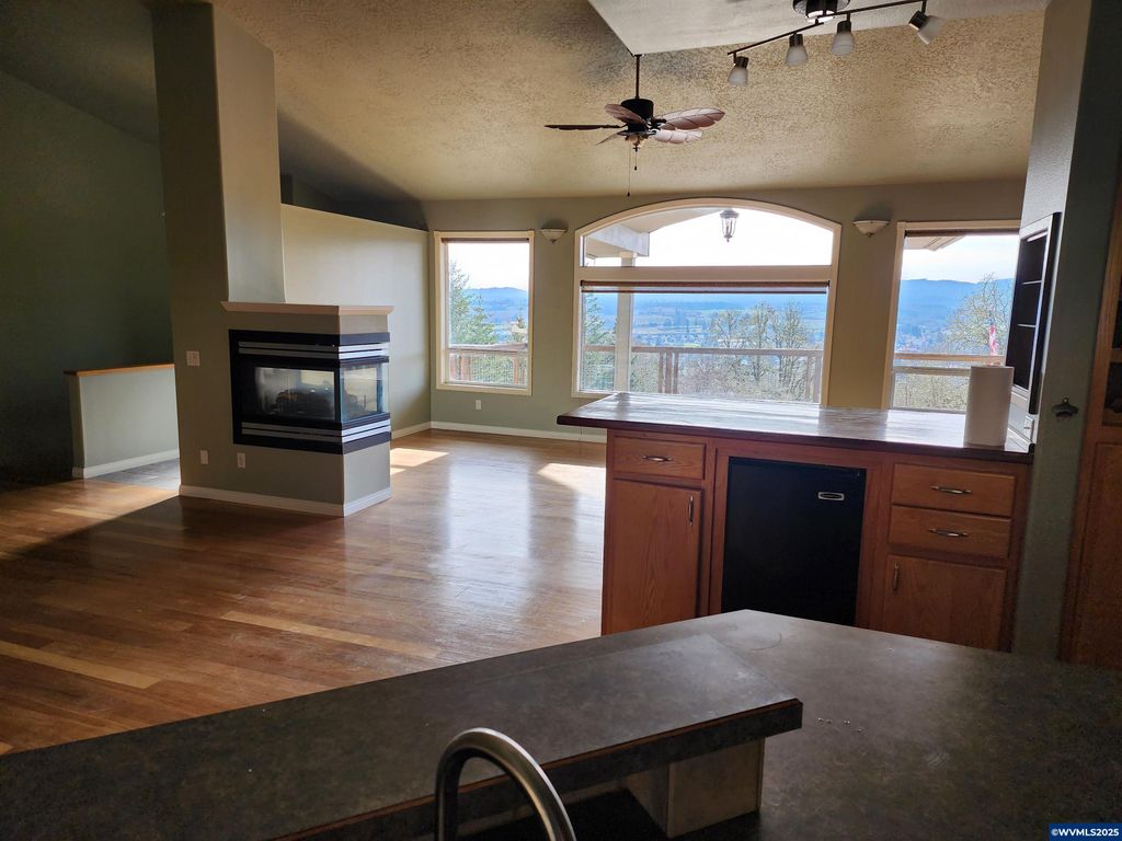 Image 6 of property listing at 1429 Center St NE, Sheridan, OR 97378