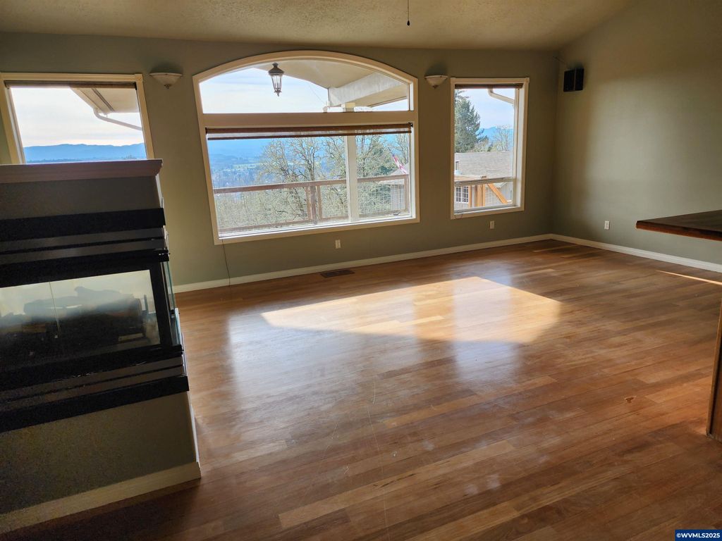 Image 7 of property listing at 1429 Center St NE, Sheridan, OR 97378