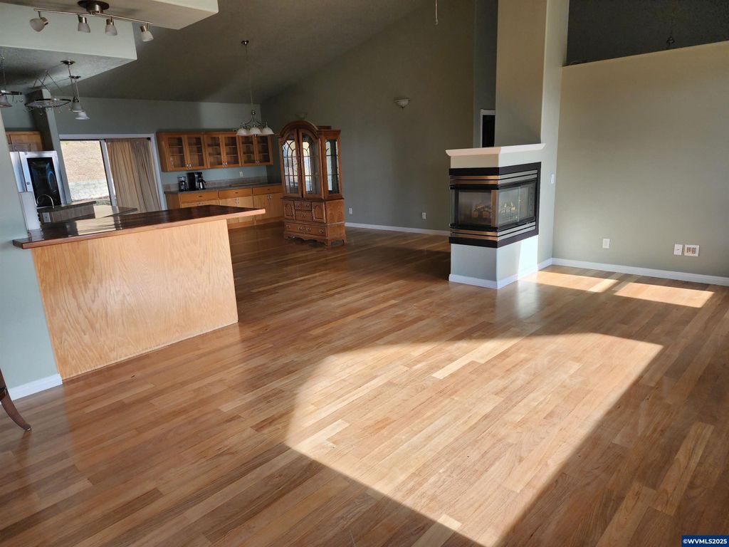 Image 8 of property listing at 1429 Center St NE, Sheridan, OR 97378