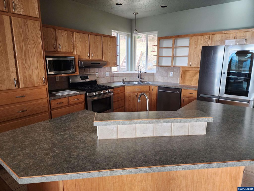 Image 9 of property listing at 1429 Center St NE, Sheridan, OR 97378