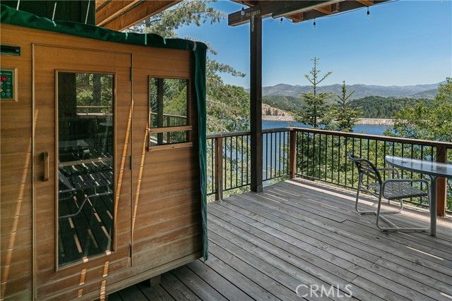 537 Canyon View Road, Lake Arrowhead, CA 92321