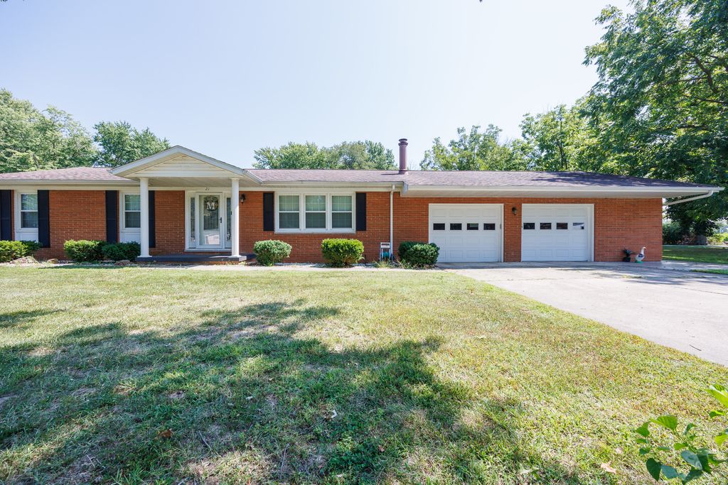 Image 1 of property listing at 21 Crestwood Lane, Centralia, IL 62801