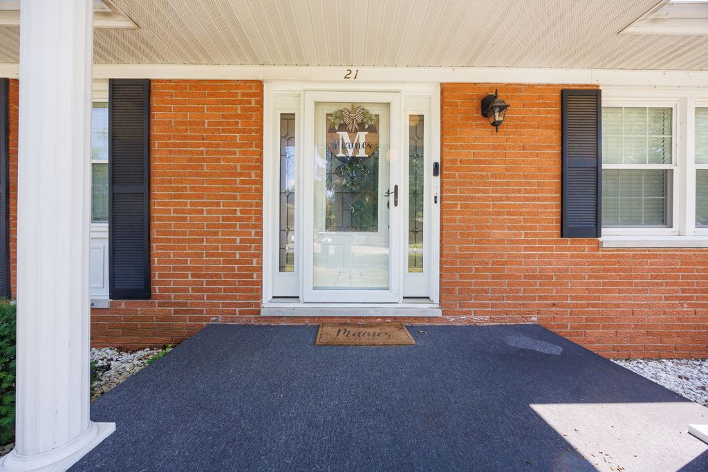 Image 2 of property listing at 21 Crestwood Lane, Centralia, IL 62801