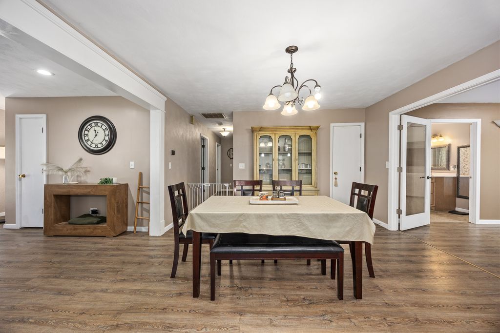 Image 11 of property listing at 21 Crestwood Lane, Centralia, IL 62801