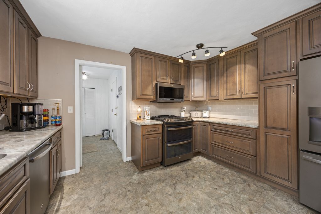 Image 13 of property listing at 21 Crestwood Lane, Centralia, IL 62801