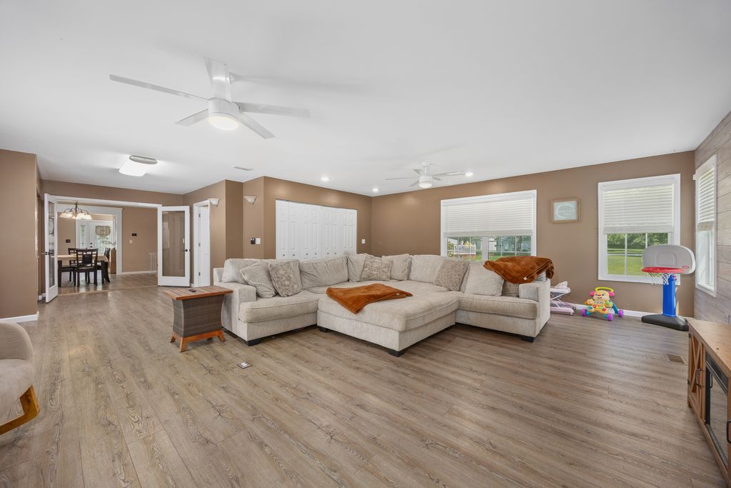 Image 15 of property listing at 21 Crestwood Lane, Centralia, IL 62801