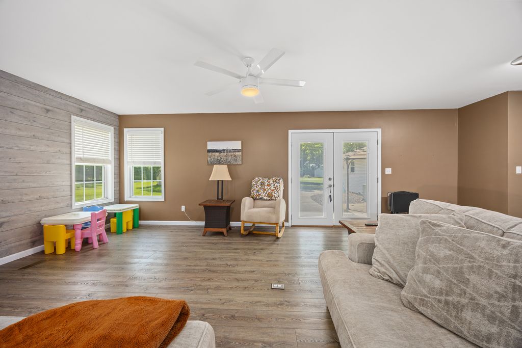 Image 16 of property listing at 21 Crestwood Lane, Centralia, IL 62801