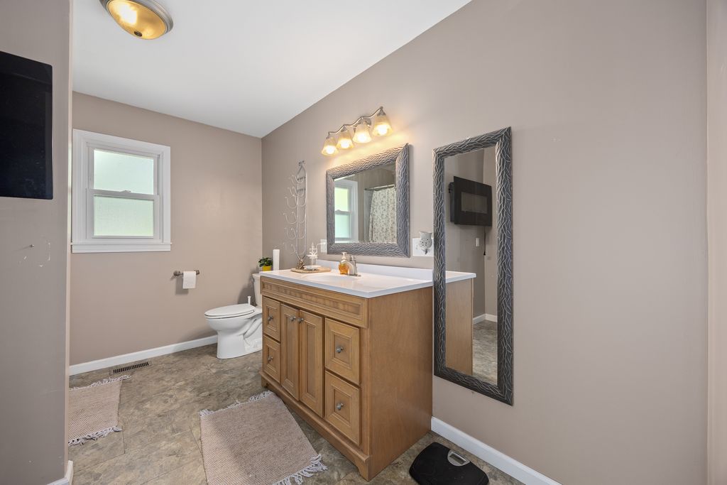 Image 18 of property listing at 21 Crestwood Lane, Centralia, IL 62801