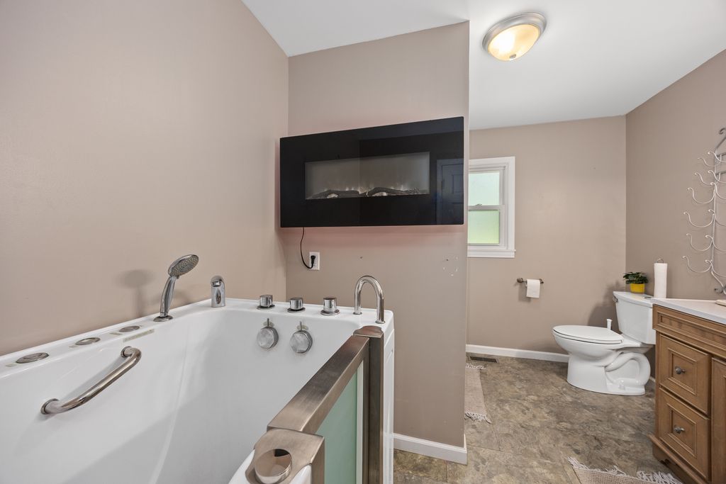 Image 20 of property listing at 21 Crestwood Lane, Centralia, IL 62801
