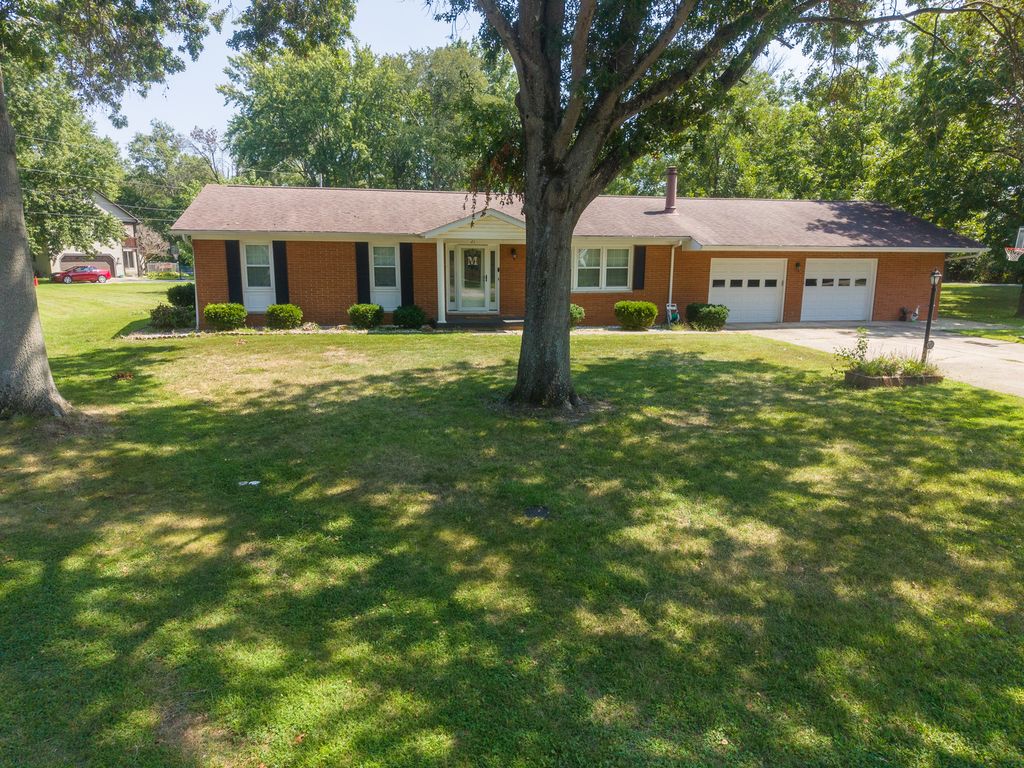 Image 3 of property listing at 21 Crestwood Lane, Centralia, IL 62801