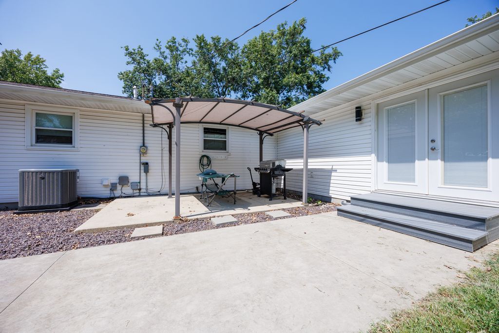 Image 29 of property listing at 21 Crestwood Lane, Centralia, IL 62801