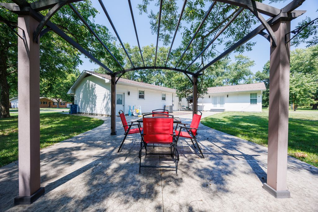 Image 30 of property listing at 21 Crestwood Lane, Centralia, IL 62801