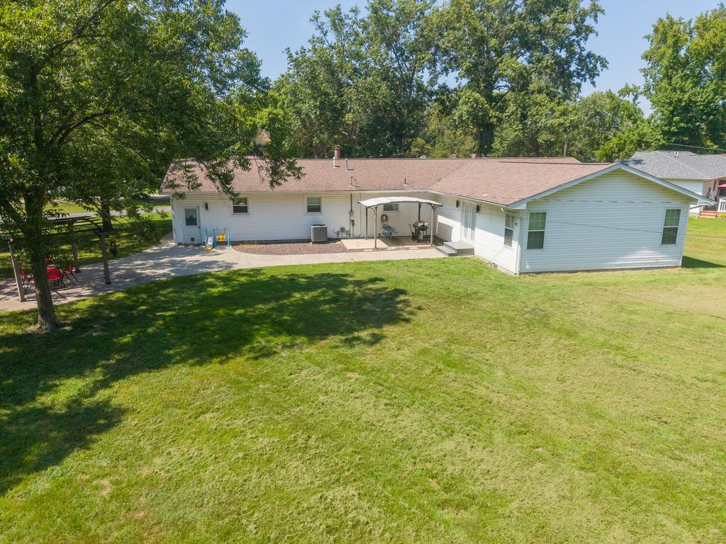 Image 31 of property listing at 21 Crestwood Lane, Centralia, IL 62801