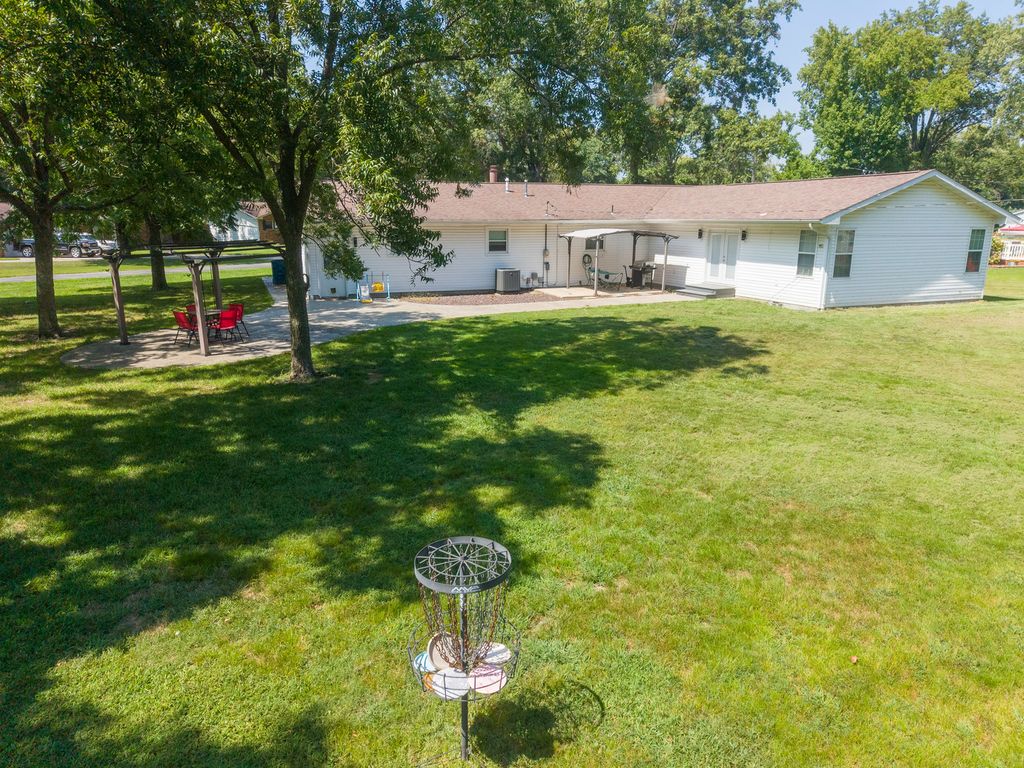 Image 32 of property listing at 21 Crestwood Lane, Centralia, IL 62801