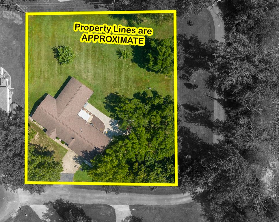 Image 33 of property listing at 21 Crestwood Lane, Centralia, IL 62801
