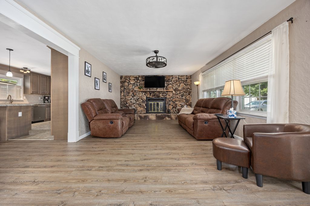 Image 6 of property listing at 21 Crestwood Lane, Centralia, IL 62801