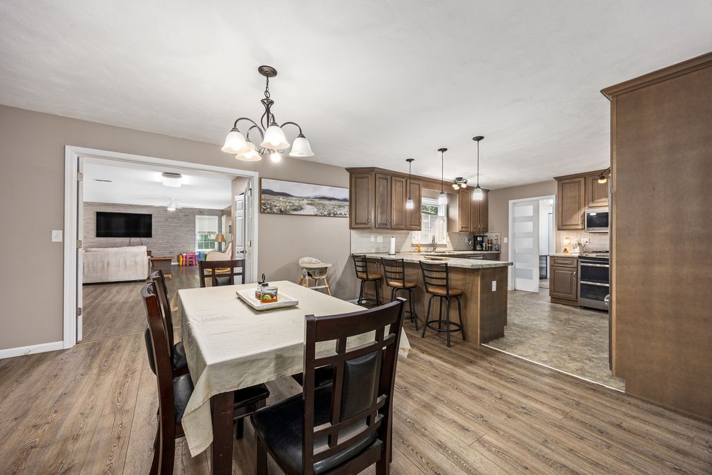 Image 9 of property listing at 21 Crestwood Lane, Centralia, IL 62801