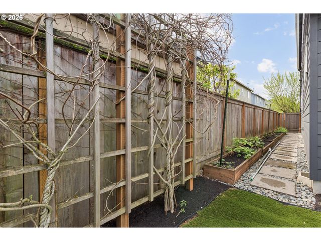 14825 Nw HIGHCROFT Ct, Portland, OR 97229