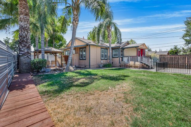 1107 E Brown Avenue, Fresno, CA 93704