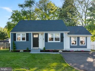 4 LAKEVIEW DRIVE, Hamilton, NJ 08620