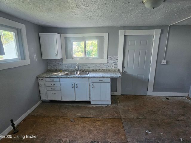 637 S 27th St, Louisville, KY 40211