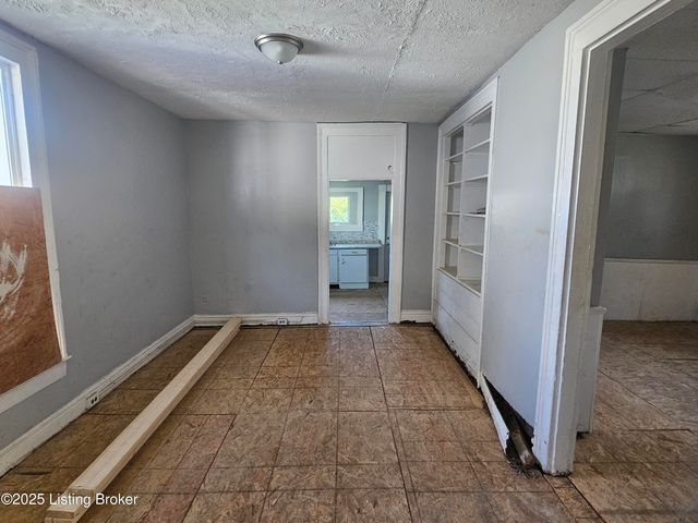 637 S 27th St, Louisville, KY 40211