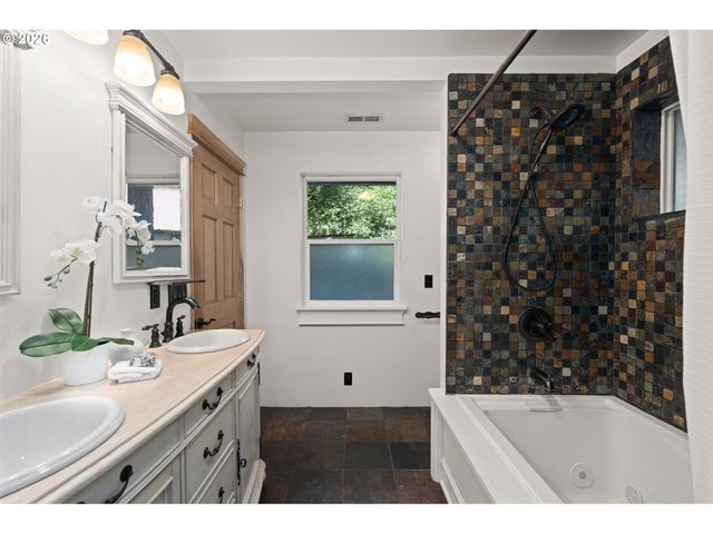 3805 Se LAKE Rd, Milwaukie, OR 97222