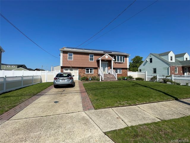 84 Surf Road, Lindenhurst, NY 11757