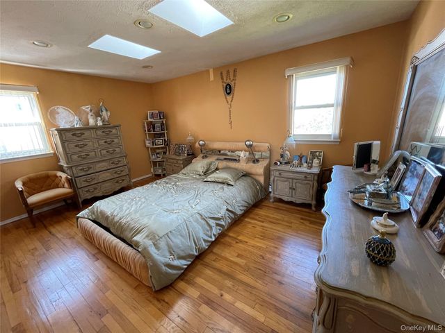 84 Surf Road, Lindenhurst, NY 11757