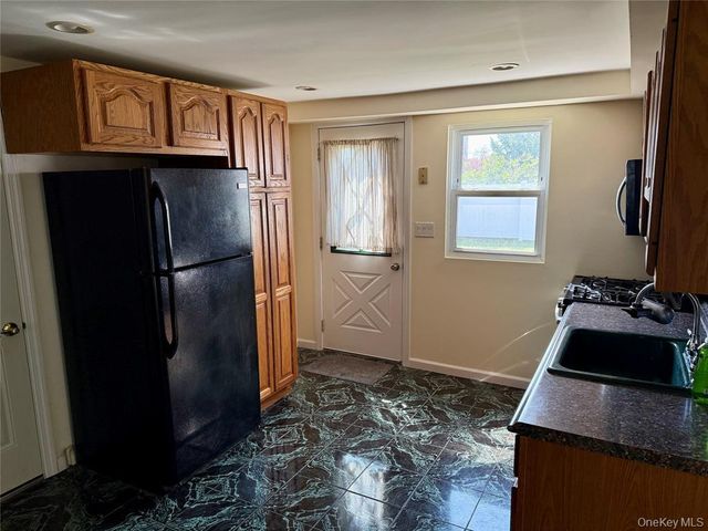 84 Surf Road, Lindenhurst, NY 11757