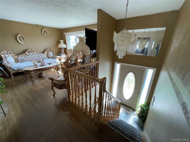84 Surf Road, Lindenhurst, NY 11757