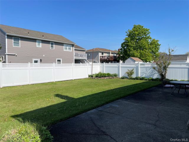 84 Surf Road, Lindenhurst, NY 11757