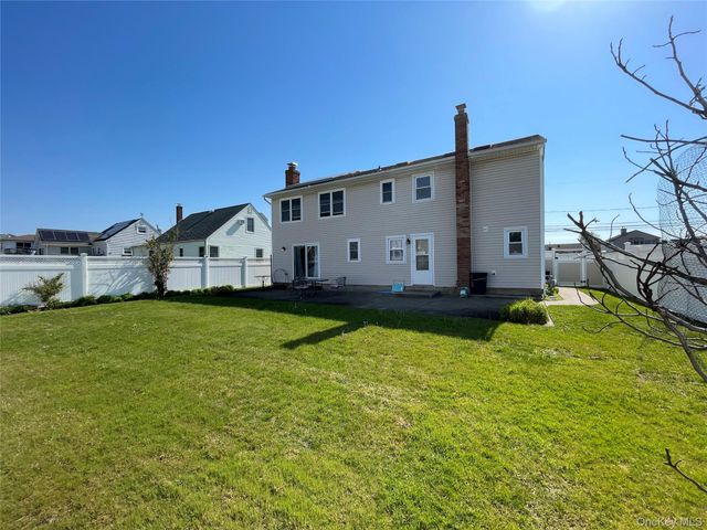 84 Surf Road, Lindenhurst, NY 11757
