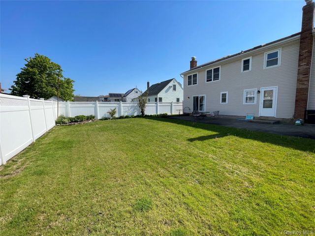 84 Surf Road, Lindenhurst, NY 11757