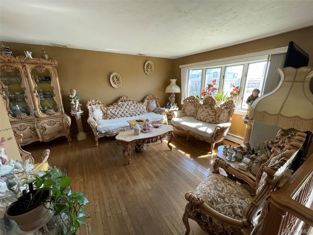 84 Surf Road, Lindenhurst, NY 11757