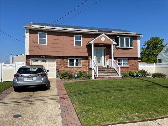 84 Surf Road, Lindenhurst, NY 11757