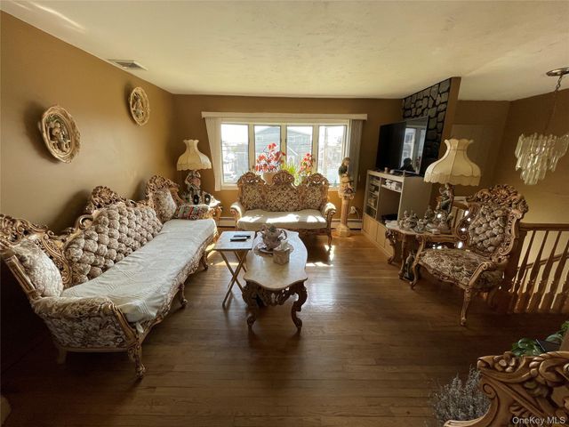 84 Surf Road, Lindenhurst, NY 11757
