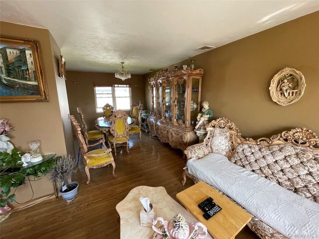 84 Surf Road, Lindenhurst, NY 11757