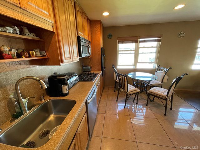 84 Surf Road, Lindenhurst, NY 11757