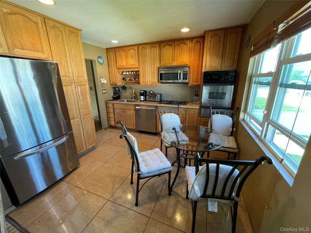 84 Surf Road, Lindenhurst, NY 11757
