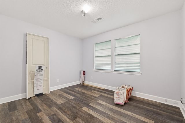 710 Pony Lane, Wallis, TX 77485