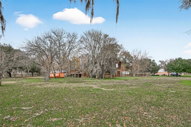 710 Pony Lane, Wallis, TX 77485