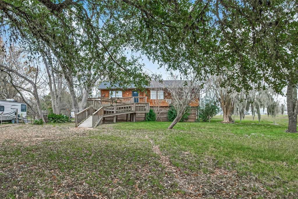 710 Pony Lane, Wallis, TX 77485