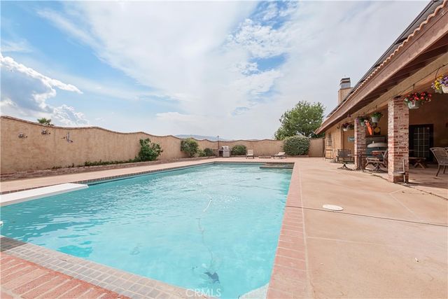 2212 W Avenue O8, Palmdale, CA 93551